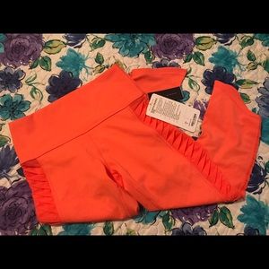 NWT Lululemon Sunshine Salutation Crop Size 6