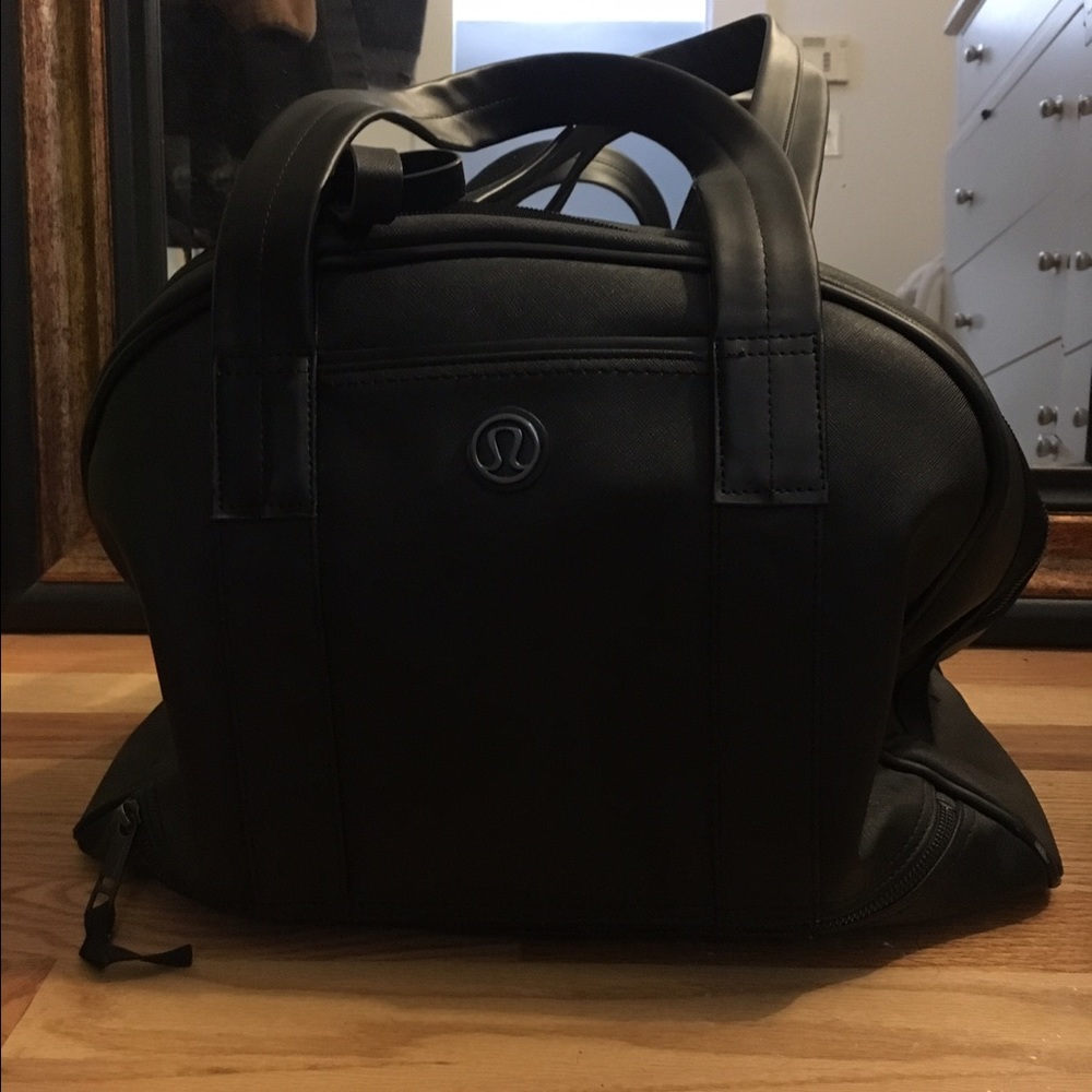 Lululemon bowling bag in black.