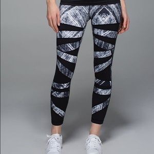 LULULEMON EUC BLACK AND WHITE HIGH TIMES SIZE 8.