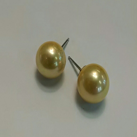 Vintage yellow pearl earrings, 12 mm - Picture 2 of 3