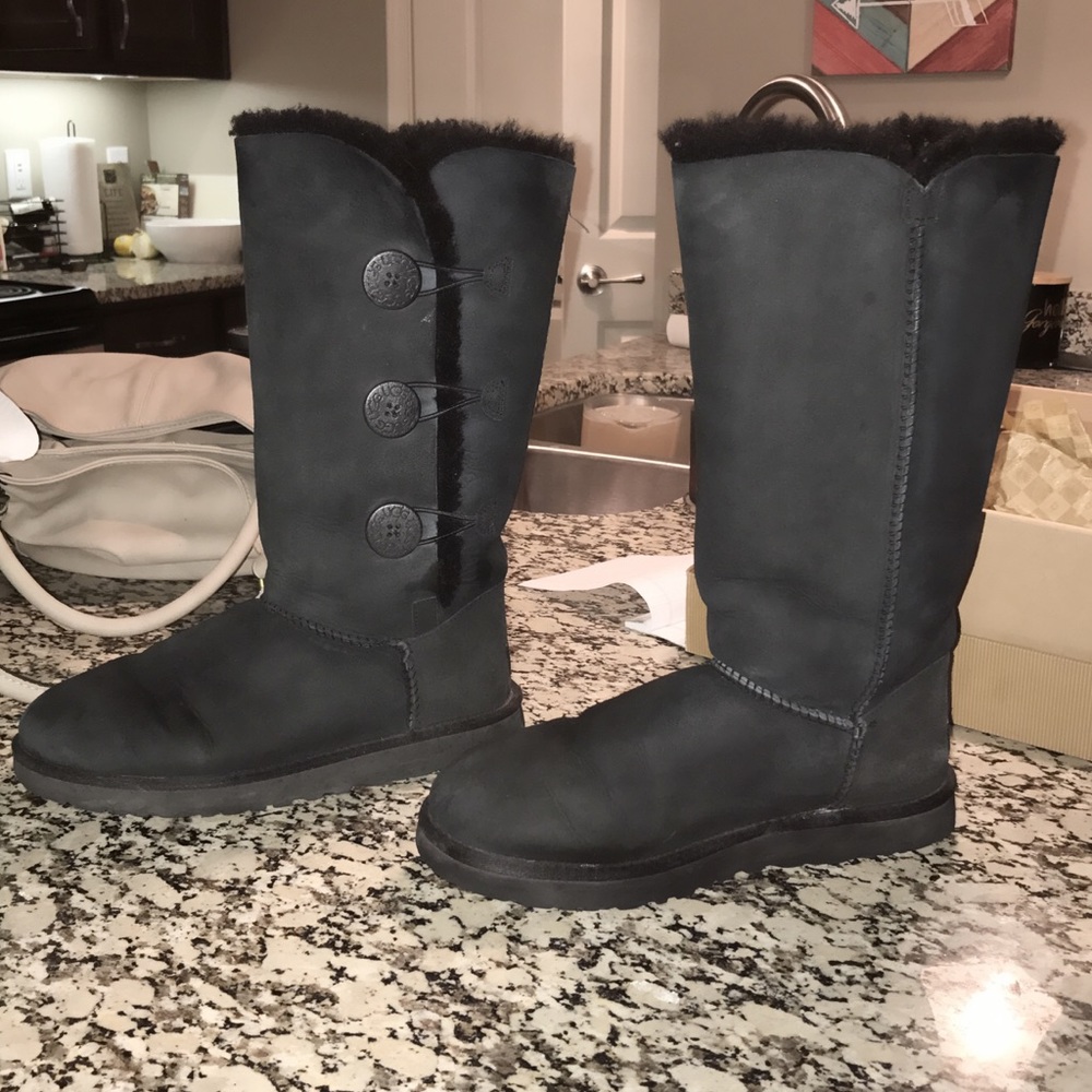 *SPRING SALE*?Black Bailey Button Uggs