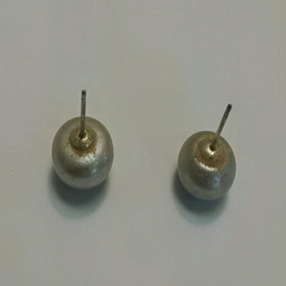 Vintage Grey Pearl Earrings, 12 mm - Picture 2 of 3