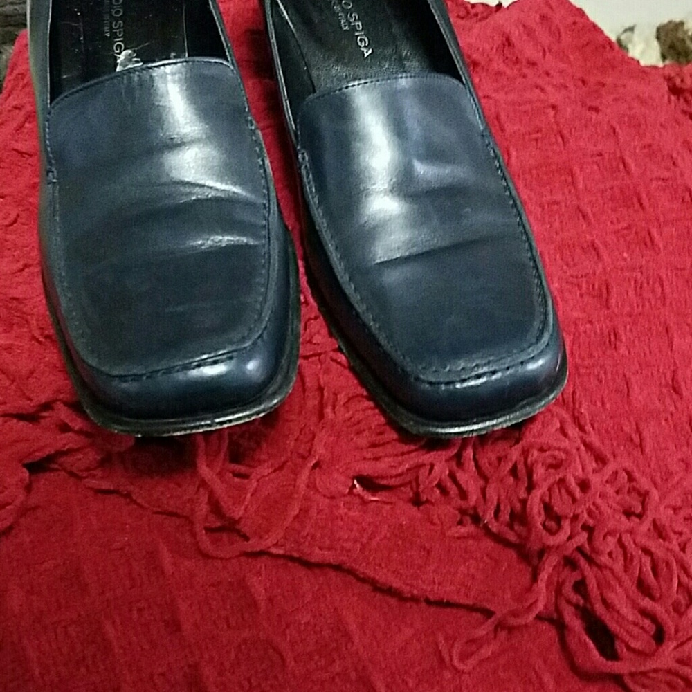 Navy blue shoes.