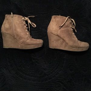 Suede brown lace-up wedge booties