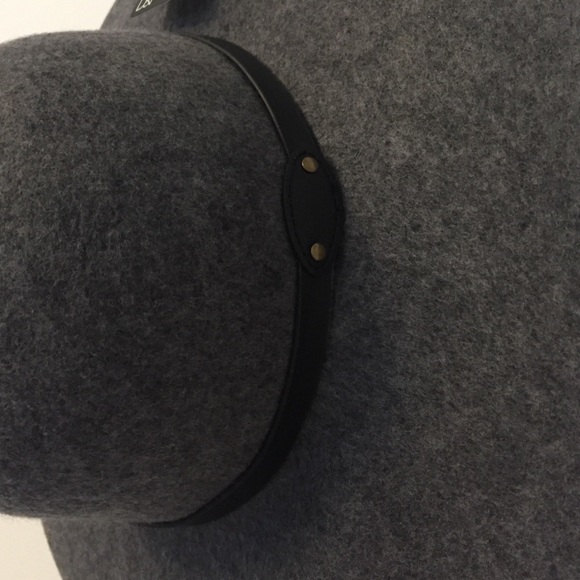 David & Young • Floppy Hat - Picture 3 of 3