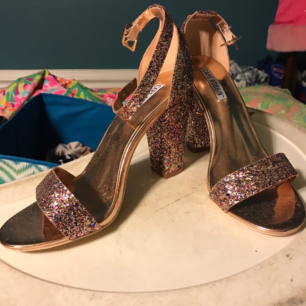 Wet seal pump sandals