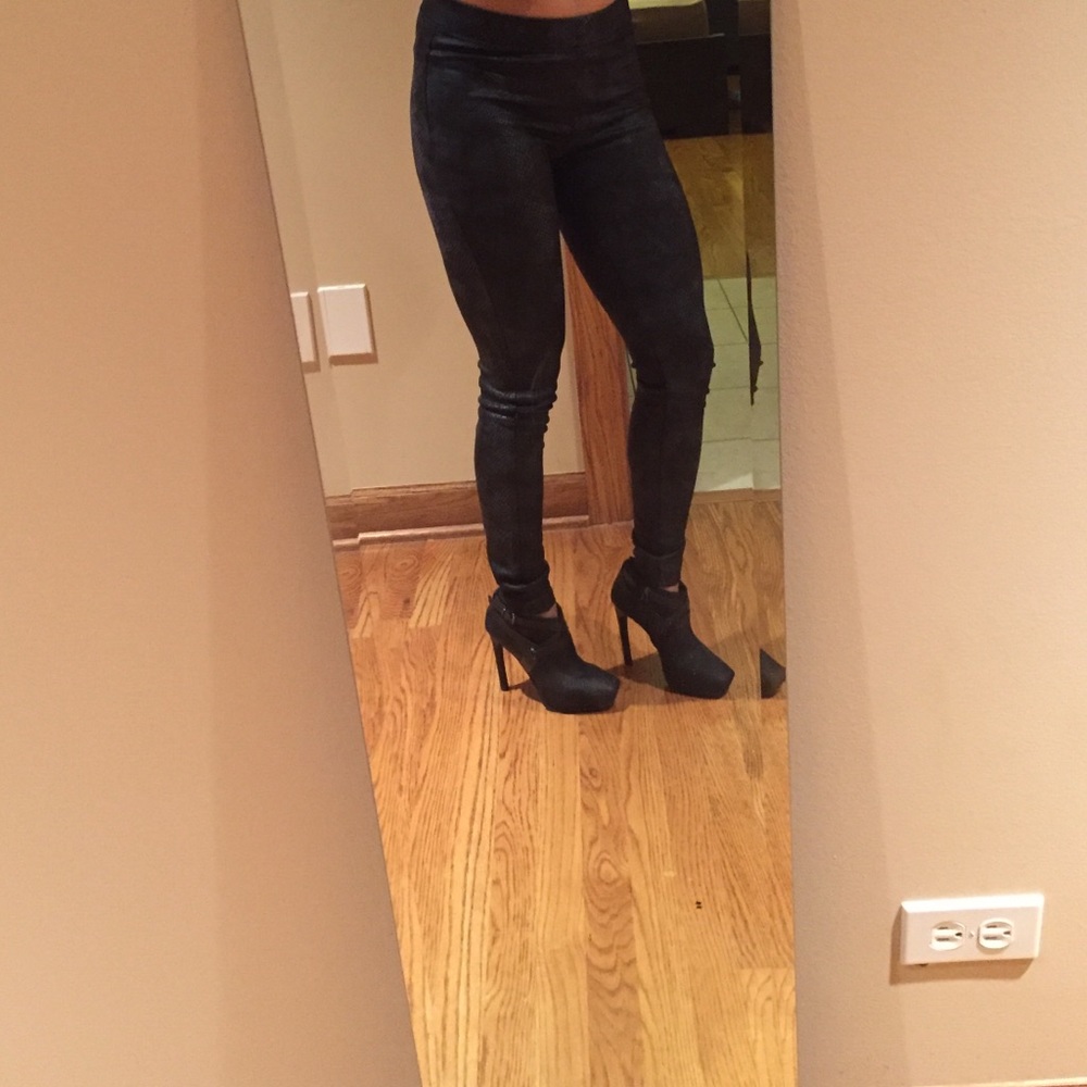 Snakeskin black leggings