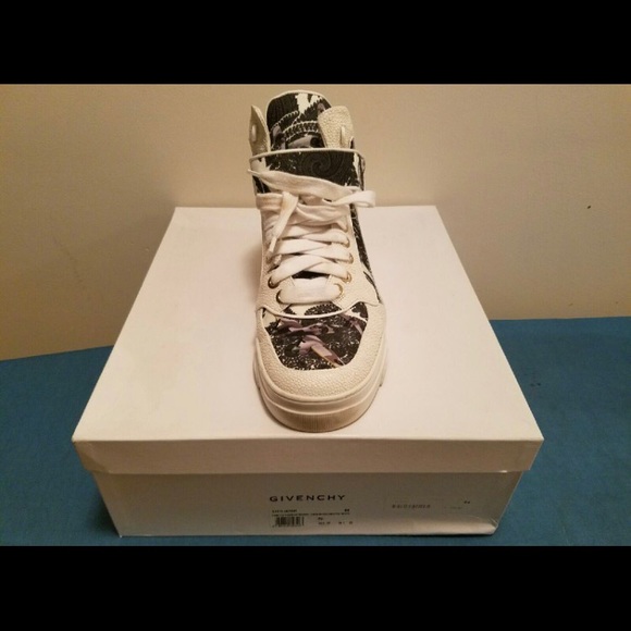 Authentic Givenchy - Picture 2 of 2