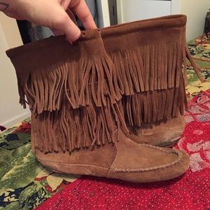 Minnetonka Double Fringe Boot. Dusty Brown. 8.