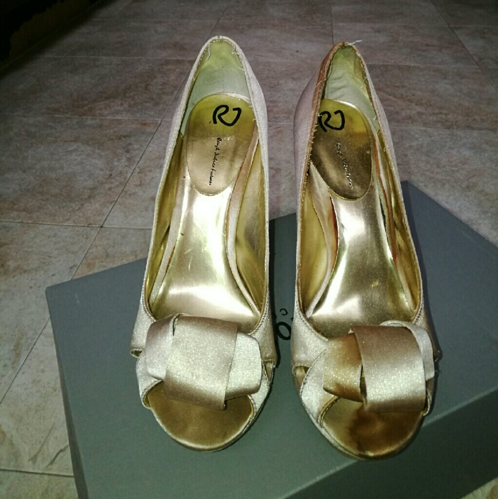 Cute Platform 5in heels. They're used and have a