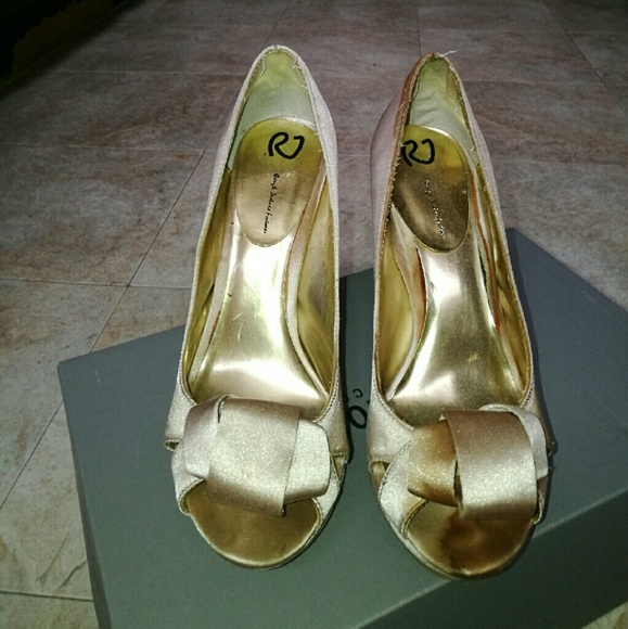 Cute Platform 5in heels. They're used and have a - Picture 1 of 3