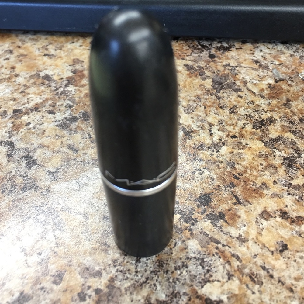 Mac lipstick in "Heroine"