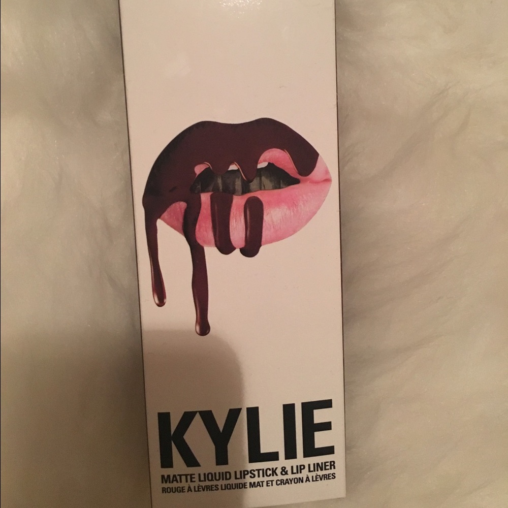 Kylie lipkit in "leo."