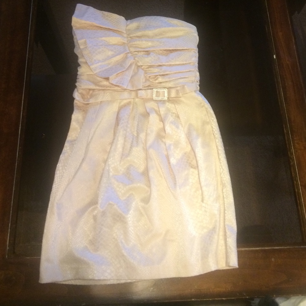 Strapless short pink dress with pockets
