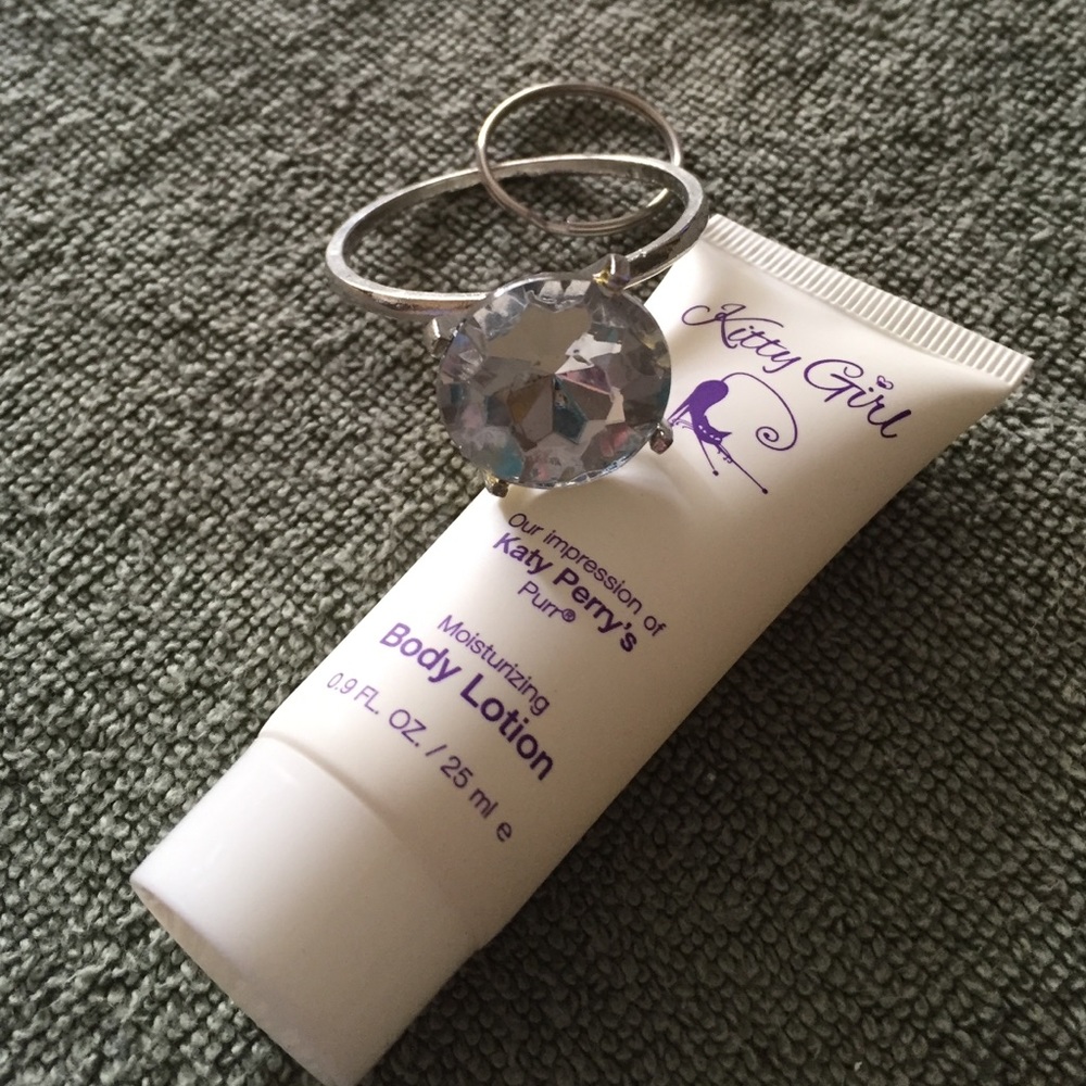SOLD !!! "DIAMOND RING KEY CHAIN" with BODY LOTION