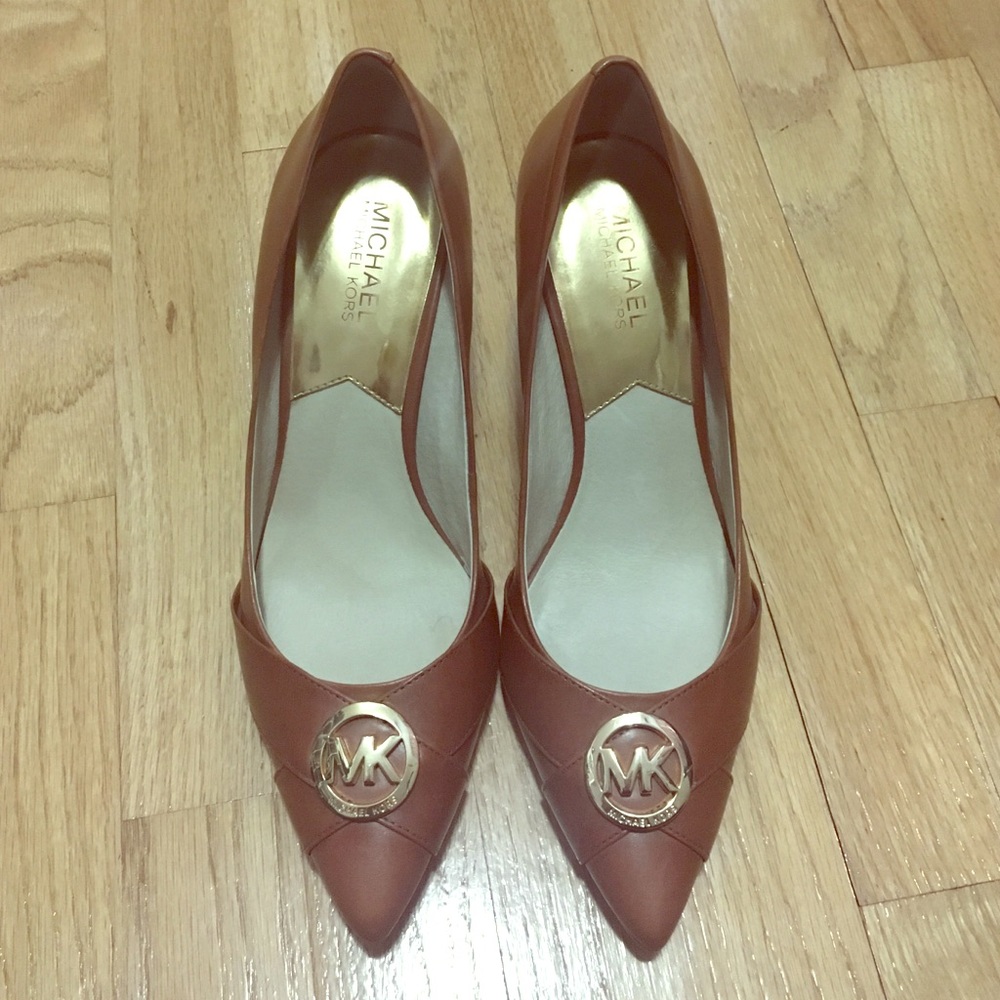 MK light brown 2.5" pumps