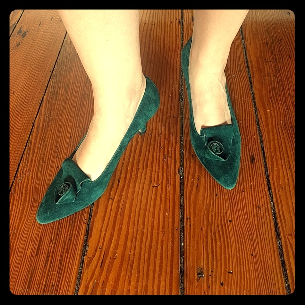 Green suede heels with cute toe detail