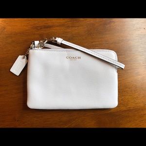 Coach wristlet *AUTHENTIC