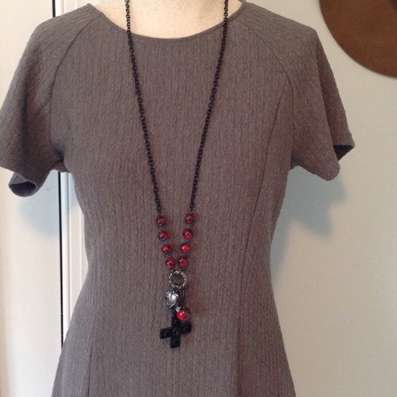BOGO‼️PRETTY BLACK,PEWTER & RED LONG NECKLACE - Picture 1 of 3