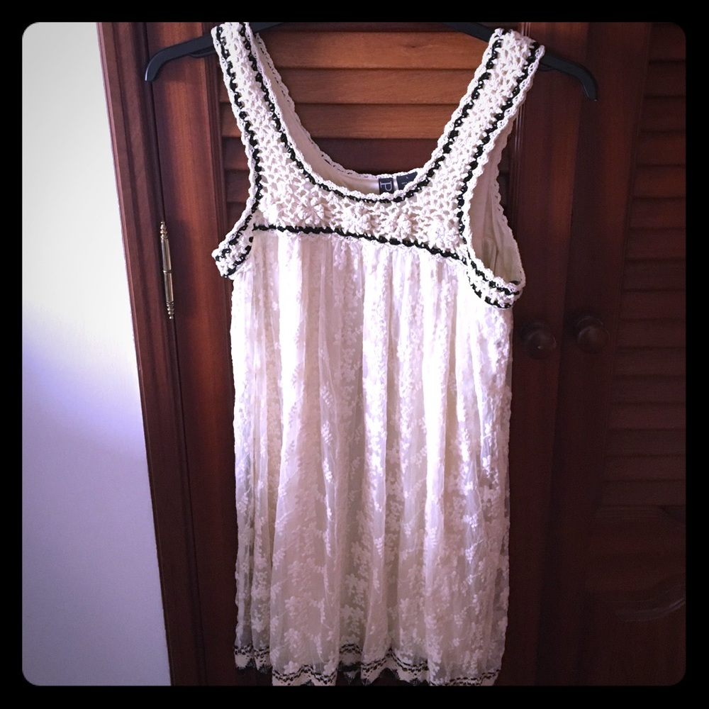 Short dress, never been worn, lace