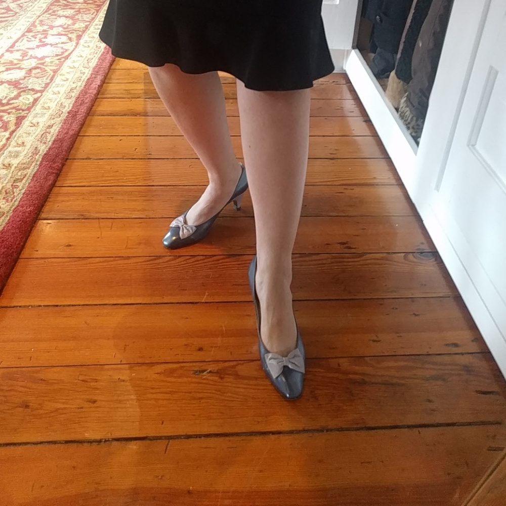Charles Jordan silver blue pumps w grey bow detail