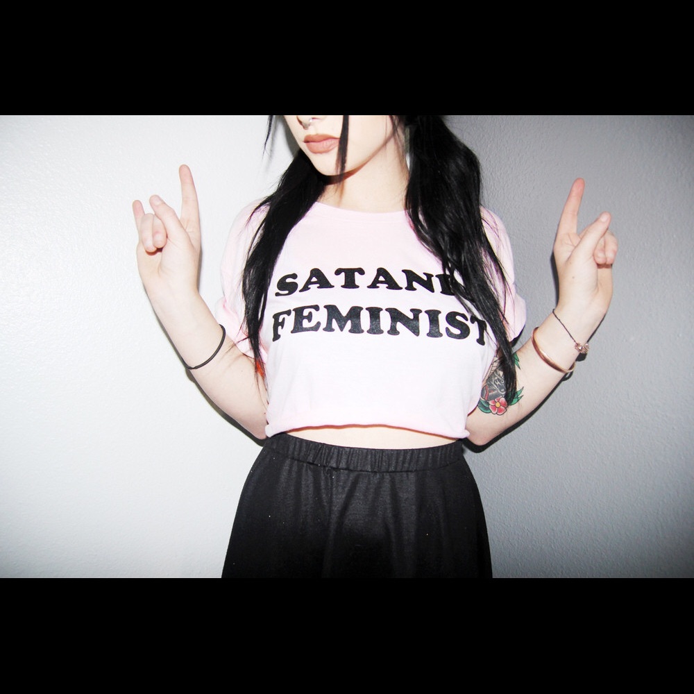 LOOKING FOR NIKKI LIPSTICK CROP TOP