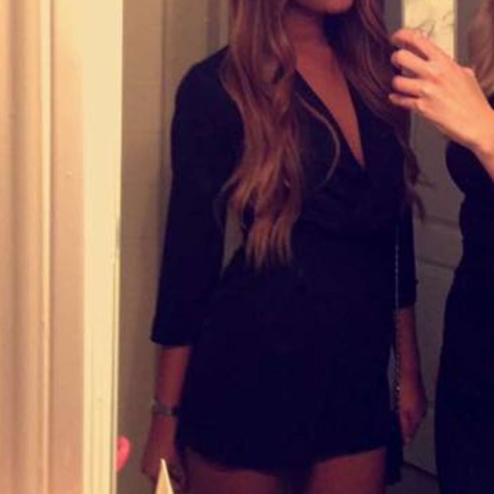 Black v romper