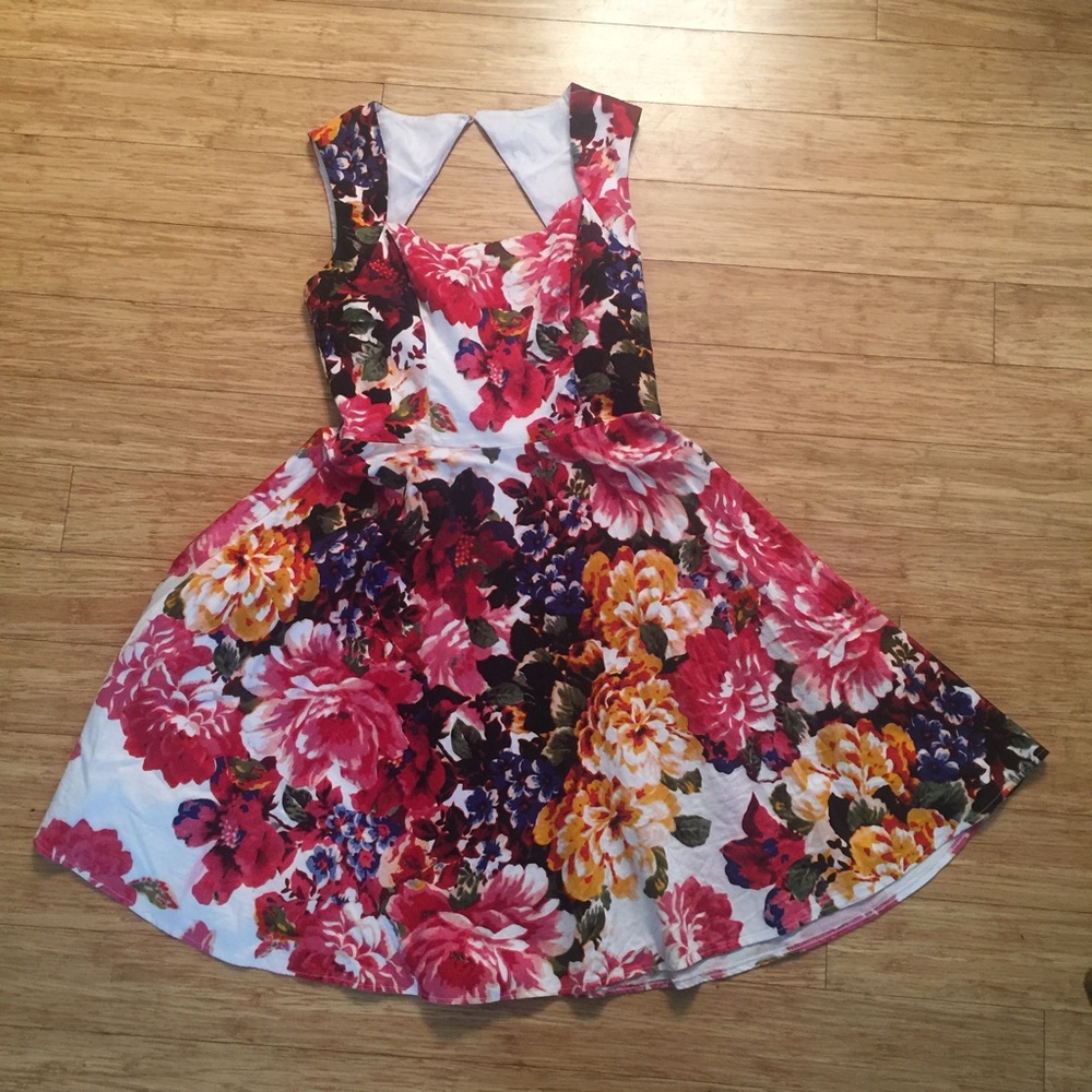 Beautiful spring dress! 🐰 🐣