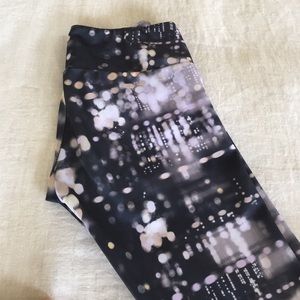 ONZIE CITY LIGHTS LEGGINGS GENTLY WORN. XS.