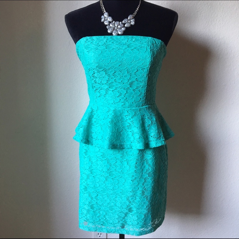Forever 21| Sz M| Lace strapless teal dress 👗