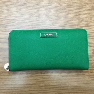 DKNY Zip Wallet !!!