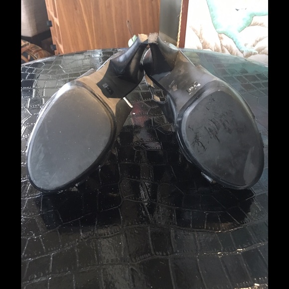 MICHAEL KORS Platform Sz 7 Black/Gold Hardware - Picture 3 of 4