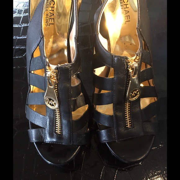 MICHAEL KORS Platform Sz 7 Black/Gold Hardware - Picture 4 of 4