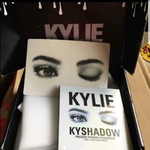 Kylie Bronze Palette