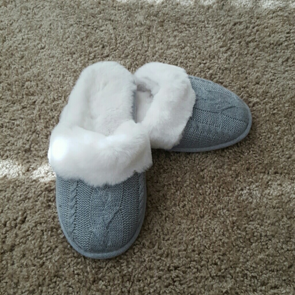 SMALL Victoria's Secret grey knit slippers