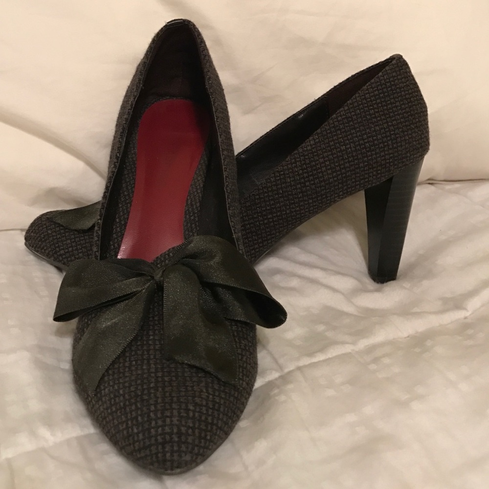 Lightly worn 3 inch heals with a bow