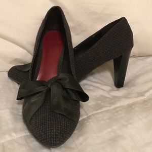 Lightly worn 3 inch heals with a bow