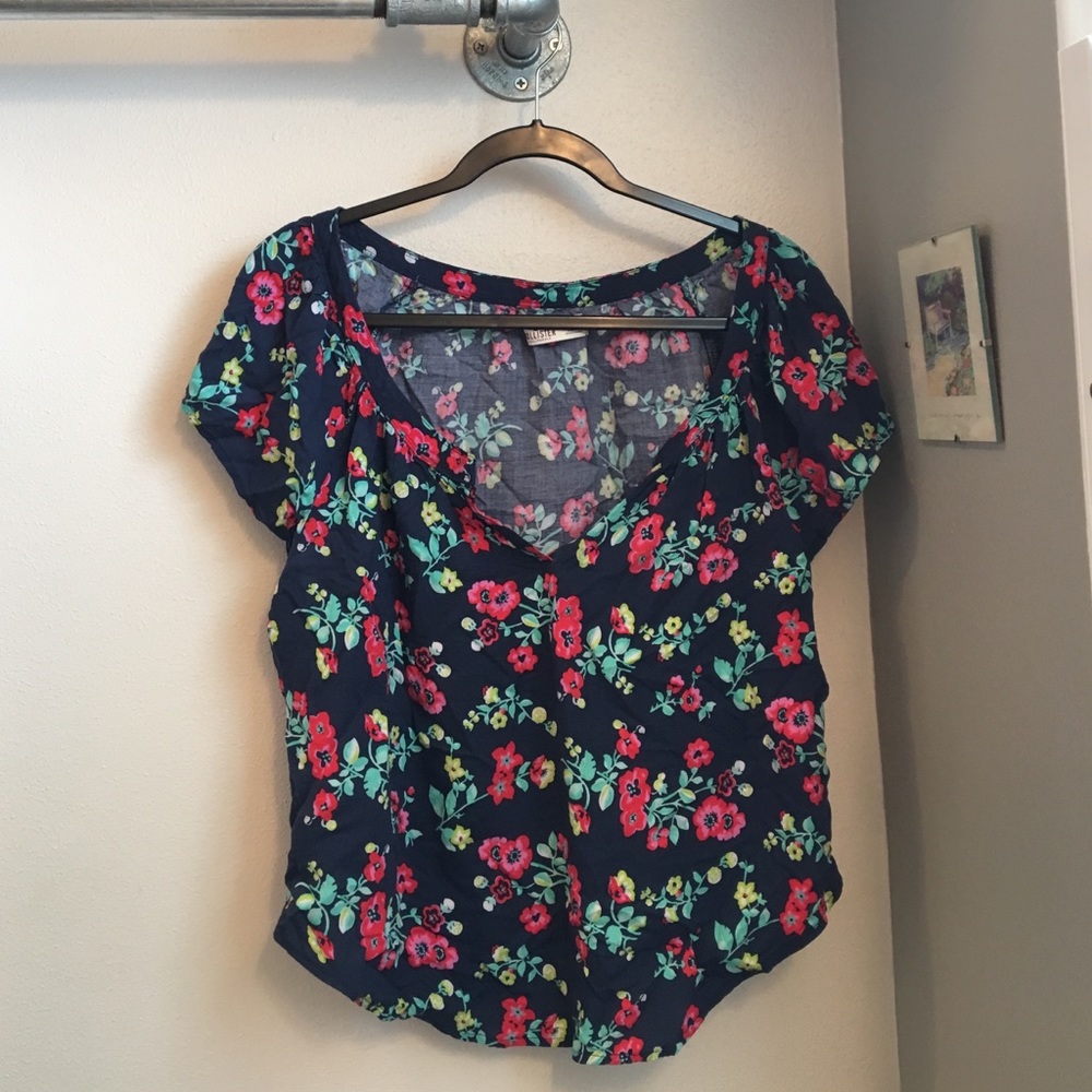 Hollister floral blouse. Size Large🤗