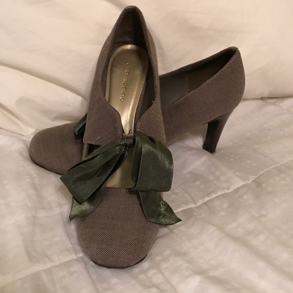 Medium wear 3 inch heals with a bow