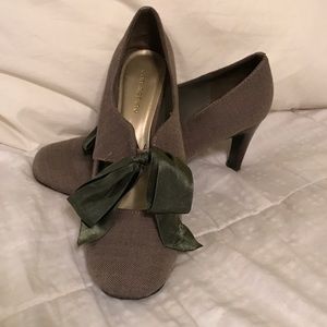 Medium wear 3 inch heals with a bow