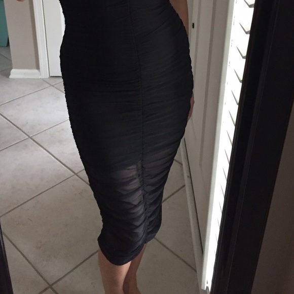 Beautiful mesh midi dress with ruching - Picture 3 of 4