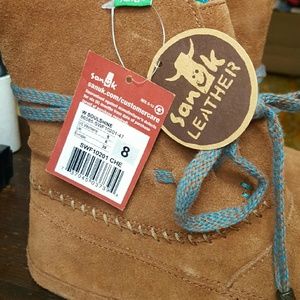 NWT Sanuk genuine suede boots