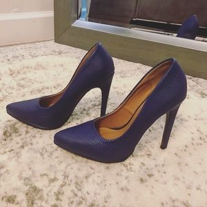 Royal blue high heel pumps