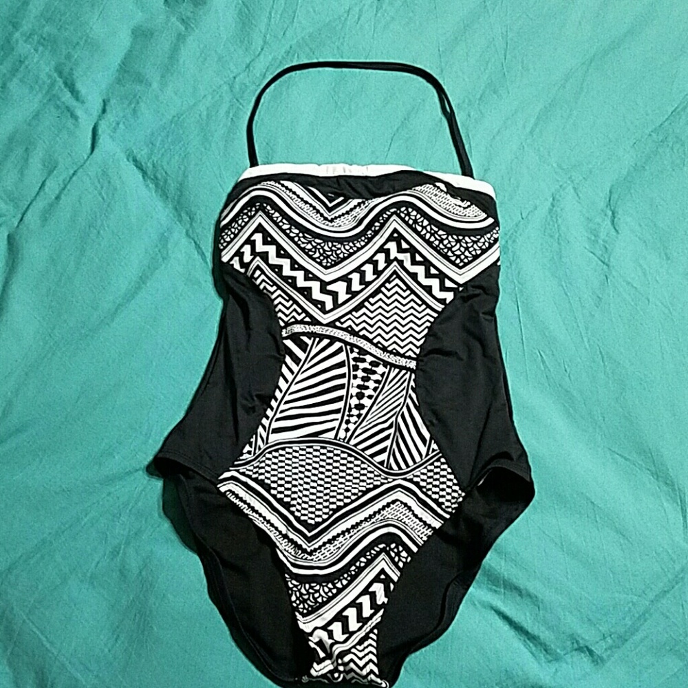 Kenneth Cole Black and White S Swimsuit!