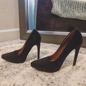 Black high heel pumps