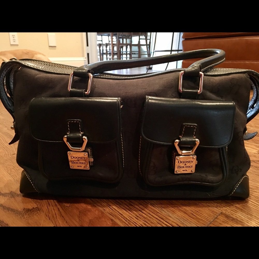 SOLD💰 Dooney & Bourke Black Signiture Satchel