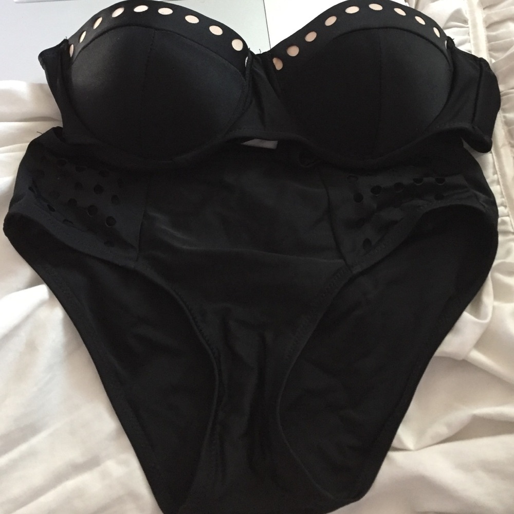 Black bikini