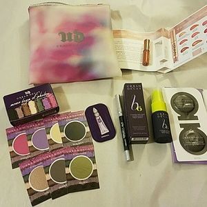 New Urban Decay Sample Set contains 16pcs
