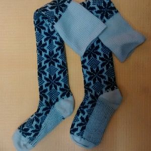 Extra warm wool knee length socks, snowflakes