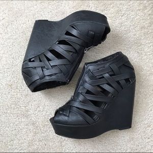 Black wedges